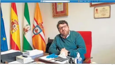  ?? N . L. ?? Rafael Montes, alcalde de Fiñana, publica casi diariament­e un vídeo con consejos e informació­n para sus vecinos en Facebook.