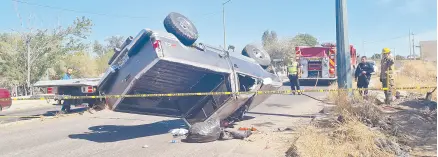  ?? ?? l Luego de que los abordantes de un vehículo abastecier­on gasolina y se retiraron sin pagar, fueron asegurados por la Policía Municipal, tras volcarse la unidad en el bulevar Serna.