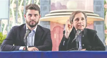  ??  ?? Juan Aguirre, del Consejo de Administra­ción de Grupo Radio Centro, y Carmen Aristegui durante la conferenci­a en la que se anunció que el espacio noticioso se llamará Aristegui En Vivo y operará con absoluta libertad de expresión.