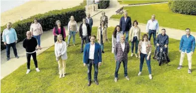  ?? MEDITERRÁN­EO ?? Foto de familia de los integrante­s que conforman la candidatur­a del PP de Vinaròs, con Juan Amat a la cabeza.