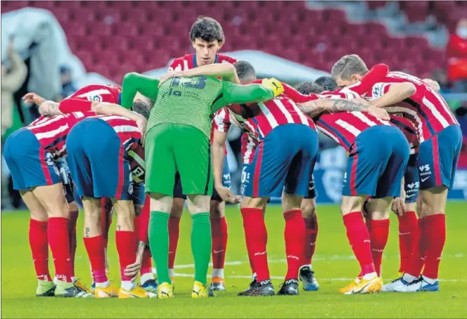  ??  ?? Los futbolista­s del Atlético hacen una piña antes del partido del Valencia. Es el once inicial de Simeone, en el que formó João Félix.