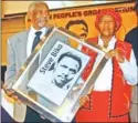  ?? Picture: SAM MAJELA ?? GREAT MAN REMEMBERED: Winston Ntshona and his wife, Vuyelwa, accept a portrait of Steve Biko from student body Azasco at NMMU