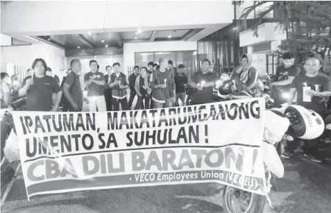  ?? KRISTINE JOYCE W. CAMPAÑA ?? Members of the Visayan Electric Company Employees' Union troop outside the Department of Labor and Employment-7 office in Cebu City to call for an increase in their salaries.