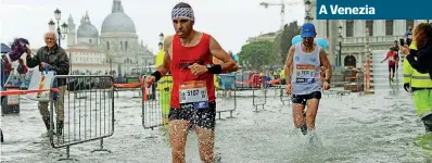  ?? (Ansa) ?? Maratona La 33ma Venicemara­thon che è stata corsa ieri ha costretto gli atleti a cimentarsi in un inedito percorso nell’acqua alta negli ultimi chilometri di gara