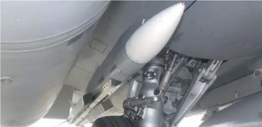  ??  ?? Intégratio­n d’un missile air-air de longue portée Meteor sous un Rafale. Les constructe­urs européens peuvent être en avance sur leurs homologues américains. (© MBDA)