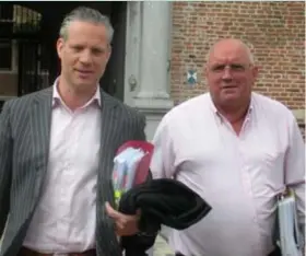  ?? FOTO RR ?? Wim Beckmann (rechts) verlaat samen met zijn advocaat Walter Damen het gerechtsge­bouw.