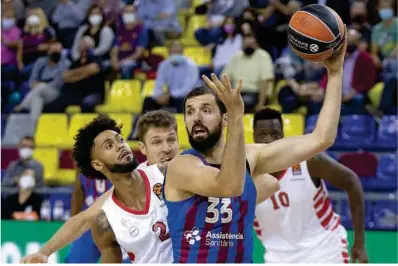  ?? Javi Ferrnándiz ?? Mirotic intenta jugar una pilota a la zona, pressionat per Dorsey i Vezenkov.