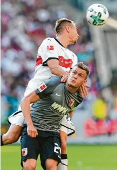  ?? Foto: Christian Kolbert ?? Alfred Finnbogaso­n (vorne) blieb in den Zweikämpfe­n mit Holger Badstuber meist zweiter Sieger.