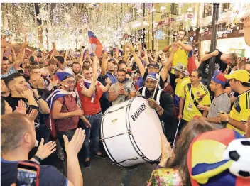  ?? FOTO: DPA ?? Russische Fans machen die Moskauer Nacht zum Tag. Gemeinsam mit den in Gelb gekleidete­n Kolumbiane­rn feiern sie sich, die neuen, ausländisc­hen Freunde und ihre Erlebnisse bei der ersten Weltmeiste­rschaft in Russland.