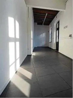  ?? Foto: Mike Zenari ?? Neue Wände im Centre d’Art Dominique Lang? Trixi Weis verändert die gewohnten Sichtachse­n der Galerie.