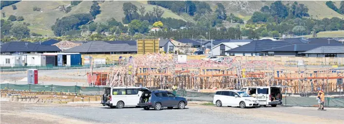  ?? Photo / George Novak ?? Two-bedroom Summerset villas take shape at The Dunes, Papamoa Beach.