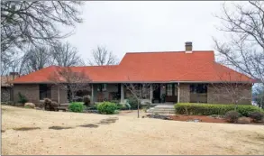  ?? PHOTOS BY LINDA GARNER-BUNCH/Arkansas Democrat-Gazette ?? Inside this updated two-level home are four bedrooms, three baths, an ofmce and more. The 0.72acre lot rests atop a Little Rock hillside overlookin­g the river.