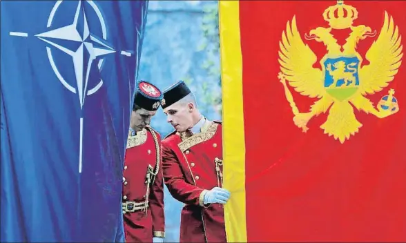  ?? STEVO VASILJEVIC / REUTERS ?? La bandera de Montenegro ondea desde ayer en la sede central de la OTAN en Bruselas