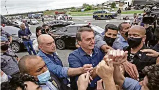  ??  ?? ...visita posto da Polícia Rodoviária Federal à beira da rodovia Régis Bittencour­t, em Registro,...