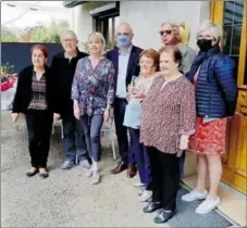  ??  ?? Emma Saint Sardos avec ses enfants et les élus