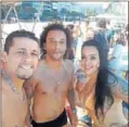  ??  ?? Los partidos de futvoley de Marcelo congregan a multitud de bañistas que no se quieren perder los malabarism­os del lateral.