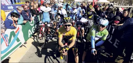  ?? (Photos Dylan Meiffret) ?? Le sourire n’aura pas quitté Jonathan Hivert pendant les deux jours de course. Le maillot jaune, ici lors du départ à Vidauban, s’est imposé lors de la première et la deuxième étape. Le Français a remporté le classement général.