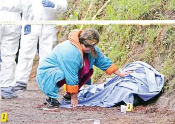  ??  ?? En la colonia San Mateo Tlaltenang­o, en la delegación, Cuajimalpa, dos hermanos fueron agredidos ayer con arma blanca; uno murió y el otro resultó con lesiones.