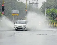  ?? SUNIL GHOSH /HT ?? Several parts of Noida, including Sector 25 (in pic), were inundated. Commuters said they faced problems in navigating potholed, waterlogge­d stretches.