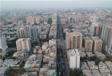  ??  ?? Photo ci-dessus : Vue aérienne sur l’un des quartiers de Karachi, capitale économique et financière du Pakistan et plus grande ville pachtoune au monde. La ville accueille également un grand nombre de réfugiés pachtouns ayant fui les zones de combat dans le Nord du pays ou en Afghanista­n. (© Shuttersto­ck/ rabia.irfan)