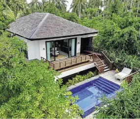  ??  ?? PRIVATE HAVEN Lobby at The Residence, Mauritius (left); Deluxe seaview villa at The Residence, Bintan (above)