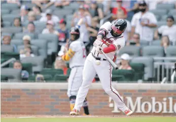  ??  ?? Abraham Almonte al momento de dar un jonrón en el juego entre Atlanta y Piratas.