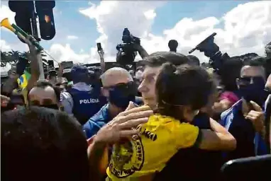  ?? Jair Messias Bolsonaro no Facebook ?? Bolsonaro abraça criança em ato pró-governo neste domingo (24) em Brasília