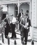  ?? AUCKLAND STAR ARCHIVE ?? Detectives leave the Bassett Rd house in Auckland.