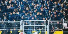  ?? Foto: Witters ?? Nachdem die Polizei einen Banner der Berliner Fans entfernt hatte, eskalierte die Situation. Einige Berliner schlugen mit Stäben nach den Beamten.