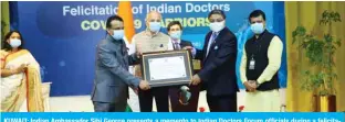  ??  ?? KUWAIT: Indian Ambassador Sibi George presents a memento to Indian Doctors Forum officials during a felicitati­on ceremony at the Indian embassy Saturday.