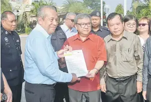  ?? — Gambar Bernama ?? TERIMA MEMORANDUM: Menteri Shaarani (dua kiri) menerima memorandum daripada Penasihat Persatuan Jaringan Ibu bapa Pencinta Pendidikan Bahasa Zhong Hua (Jia Zong) Edward Neoh Chuan Tat di Yayasan Kepimpinan Perdana dekat Putrajaya, semalam.