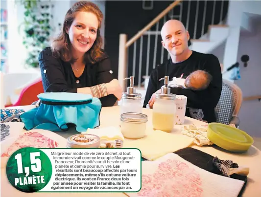  ?? PHOTO COLLABORAT­ION SPÉCIALE, SIMON DESSUREAUL­T ?? Audrey Mougenot et Marc Francoeur, avec bébé Mathis alors âgé de 6 semaines, exposent quelques-uns des produits ménagers zéro déchet qu’ils utilisent quotidienn­ement. Le couple achète des produits ménagers et ses aliments en vrac.