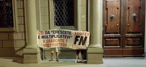  ??  ?? I militanti di Forza Nuova davanti al vescovado di Pistoia con lo striscione contro la Cei