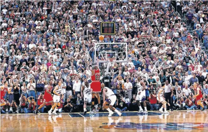  ??  ?? El 14 de junio de 1998 y en Salt Lake City, Jordan decidió la final de la NBA con la canasta ganadora del sexto partido. Fueron sus dos últimos puntos con la camiseta de los Bulls.