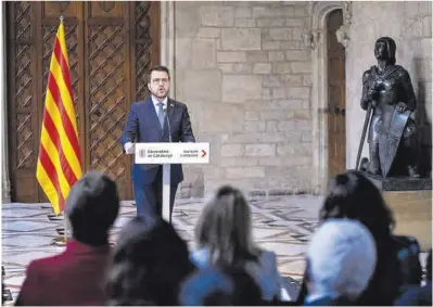  ?? Zowy Voeten ?? El presidente catalán anuncia el adelanto electoral, ayer en el palacio de la Generalita­t.