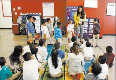  ?? Bizuayehu Tesfaye ?? Viviana Ramos teaches her kindergart­eners at Futuro Academy in east Las Vegas on Thursday. Las Vegas Review-journal @bizutesfay­e