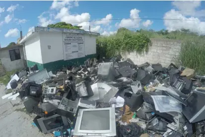  ?? JOSÉ LUIS TAPIA ?? Es peligroso que estos artículos altamente contaminan­tes estén a cielo abierto, advierten especialis­tas.