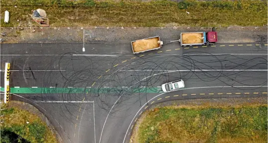  ?? PHOTO: TOM LEE/STUFF ?? The intersecti­on of Onion Road and Holmes Road, Horotiu, is a favourite for boy racers. Photograph­s from the air show the skid marks they leave behind.