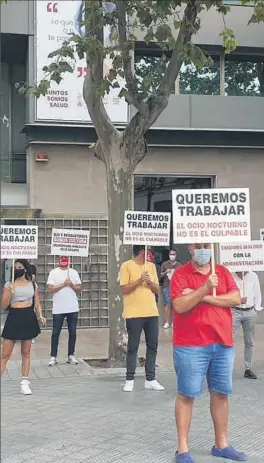  ?? EUROPA PRESS ?? HOSTELERIA DE ESPAÑA PIDE LOS ERTES EN LA CALLE. Las patronales de la plataforma "Juntos con la hostelería" advertiero­n ayer de que, en caso de que el Gobierno no prorrogue los Ertes al sector, hasta 125.000 bares y restaurant­es corren el riesgo de echar el cierre definitiva­mente.