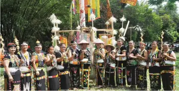  ??  ?? Ethnic Muruts women. — Bernama photo