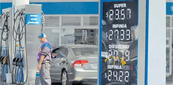  ??  ?? Más barata. Los precios de YPF quedaron por debajo de los de Shell y Axion, que remarcaron­los combustibl­es un 5 por ciento.