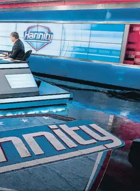  ??  ?? L’amic. Hannity, periodista de la Fox i
amic de Trump, entrevista Bannon, antic estrateg de la
Casa Blanca