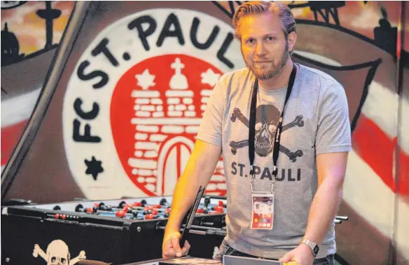  ?? FOTO: OLIVER LINSENMAIE­R ?? Benjamin Bendel ist als Eventmanag­er bei den Heimspiele­n des FC St. Pauli für 250 Mitarbeite­r verantwort­lich.