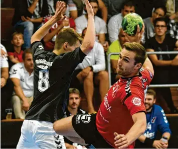  ?? Foto: Ernst Mayer ?? Kompromiss­los wie Daniel Jäger in dieser Szene aus dem Heimspiel gegen Regensburg wollen sich alle Günzburger zeigen, wenn es am Samstag ins Duell mit Eichenau geht.