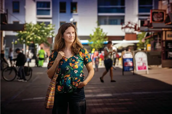  ?? FOTO: CATA PORTIN ?? Förorten är precis lika urban som andra delar av staden, säger Katja Lindroos. Samma frågor, som hur företagen klarar sig, gäller för stadslivet där som i centrum.