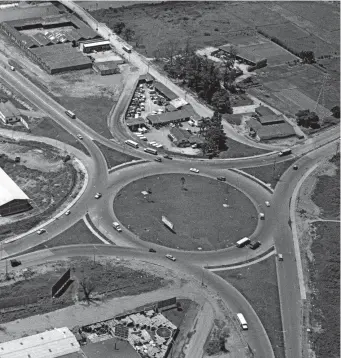  ?? FOTO ?? Así era en 1995 la glorieta donde hoy funciona el intercambi­o vial de Punto Cero. Era conocida por los ciudadanos como la glorieta de Coca Cola.