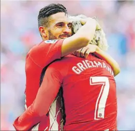  ?? FOTO: SIRVENT ?? Koke y Griezmann se abrazan para celebrar el segundo gol colchonero