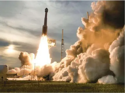  ?? JOE BURBANK/ORLANDO SENTINEL ?? A United Launch Alliance Atlas V rocket carrying the uncrewed Boeing CST-100 Starliner on the OFT-2 mission to the Internatio­nal Space Station lifts off from Cape Canaveral Space Force Station’s Space Launch Complex 41 on May 19, 2022.