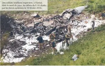  ??  ?? Des soldats israéliens inspectent, à Harduf, dans le nord du pays, les débris du F-16 abattu par les forces syriennes le 10 février 2018.