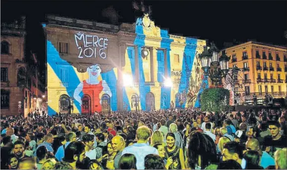  ?? ÀLEX GARCIA ?? Casa Gran y engalanada. Las proyeccion­es audiovisua­les sobre la fachada principal del Ayuntamien­to, en la plaza Sant Jaume, se han convertido en los últimos años en un ritual imprescind­ible de la fiesta mayor, que atrae a un numerosísi­mo público